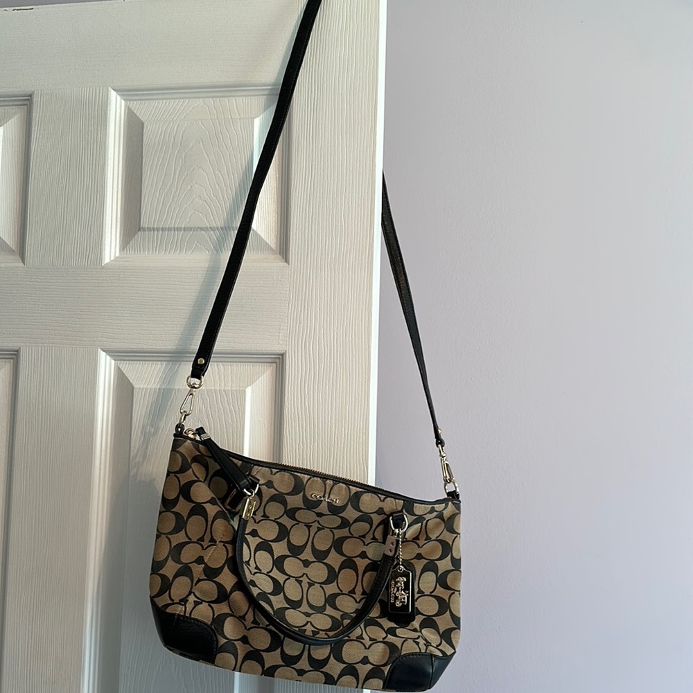 Coach purse with shoulder strap is